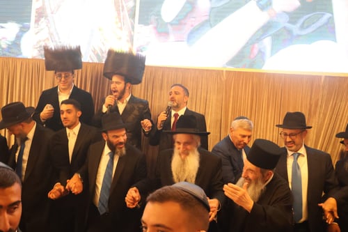 מי כובד בסידור קידושין ומי בברכה אחריתא? המונים בשמחת בית אבוחצירא