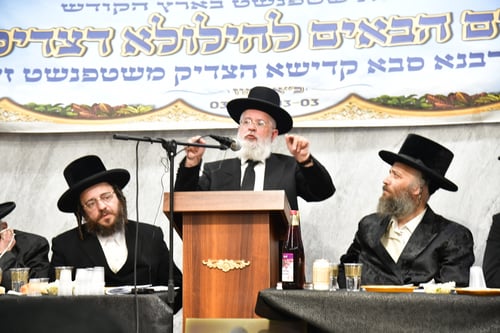 סביב שולחנות ערוכים | המונים השתתפו בסעודת ההילולא לזכר הצדיק משטפנשט