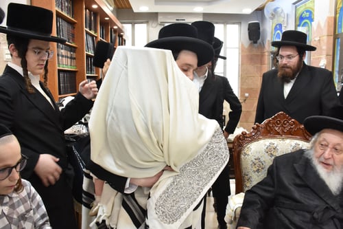 תיעוד חמוד | דור חמישי ברציפות: הרבי הישיש לימד את בן נינו את אותיות הא-ב 