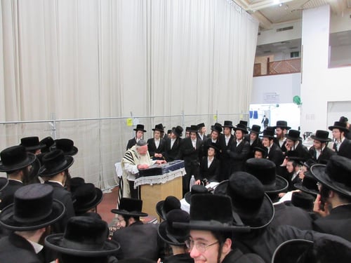 הבחורים הופתעו באמצע הסדר | המקובל נכנס למבנה הזמני וחיזק את התלמידים