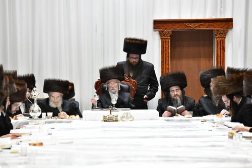 רגע של רטט | ערימת הפתקאות הענקית שהניח האדמו"ר על הציון של אביו זצ"ל