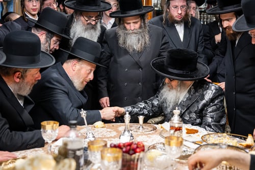 סכום בלתי נתפס; הנגיד שלף צ'ק של 10 מיליון דולר, והעניק לאדמו"ר הנרגש