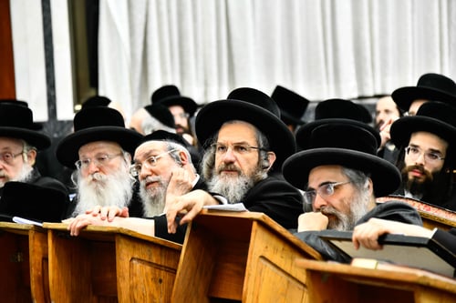 הנכד העילוי מבעלזא, לצד גדולי הרבנים; תיעוד ענק מכינוס הדיין הנודע
