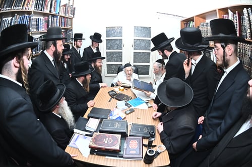 הגר"ד לנדו הפתיע את הר"מ מנדבורנה בווארט חסידי; מהם ראשי התיבות של 'בבא קמא'?