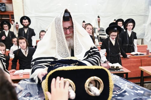 לחזק את הקהילה בבני ברק; בנו של האדמו"ר מסקווירא נחת בארץ • תיעוד