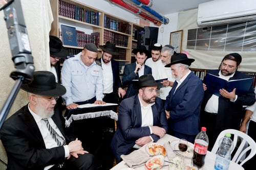 בין האזעקות לקריאות החירום | בכירי הצבא ואברכי הקהילה חגגו סיום בשכונת רמות