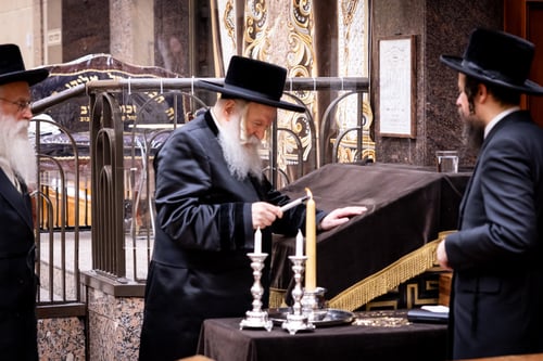 בצל הקודש | הרבי מבאבוב ציין כ"ו שנים להסתלקותו של אביו האדמו"ר זצ"ל