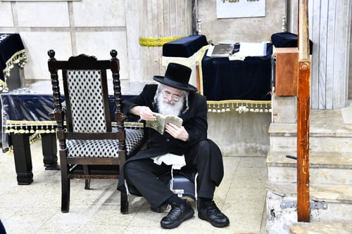 כמנהג יוצאי הונגריה; הרבי מחוג חתם סופר קונן עם חסידיו על חורבן הבית