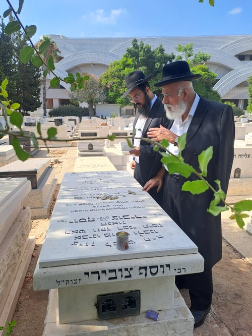 אחרי עג'ור; המונים העתירו בהירקון על קברו של המקובל מתימן • צפו 