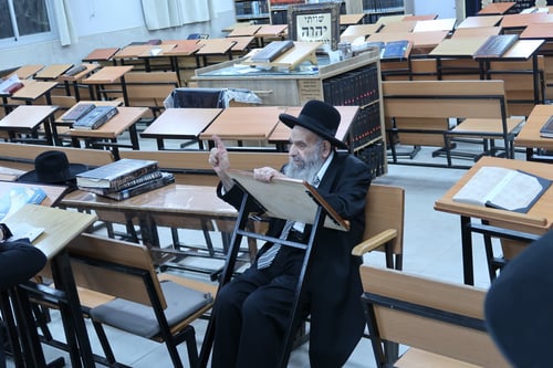 בשעת לילה מאוחרת: ראש הישיבה הגיע לביקור ברובע ג' באשדוד | תיעוד