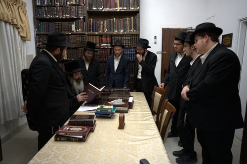 עמל של שנה שלמה | התמימים מכפר חב"ד הגישו את הספר החדש לגדולי הדור