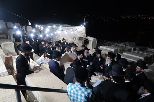 עשור להסתלקותו | הרבי מאשלג בני היכלא פקד את קברו של אביו זצ"ל בחצות הלילה 