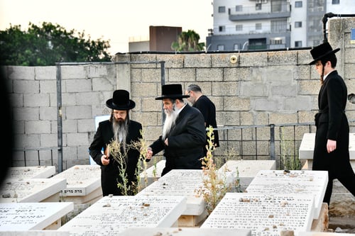 שעות ספורות לפני הצום: האדמו"ר פקד את קבר זקנו שנפטר בערב תשעה באב