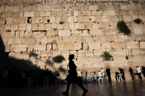 על יד השריד האחרון לימי הזוהר; אלפי יהודים ובכירי הפוליטיקאים קוננו ב'כותל המערבי'