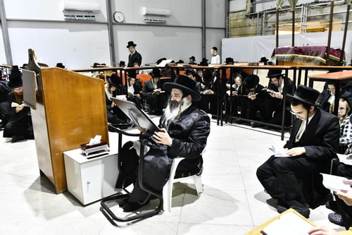 הרבי בכה בדמעות שליש על נכדו הנמק בכלא; כך קוננו אדמו"רי בני ברק על החורבן 