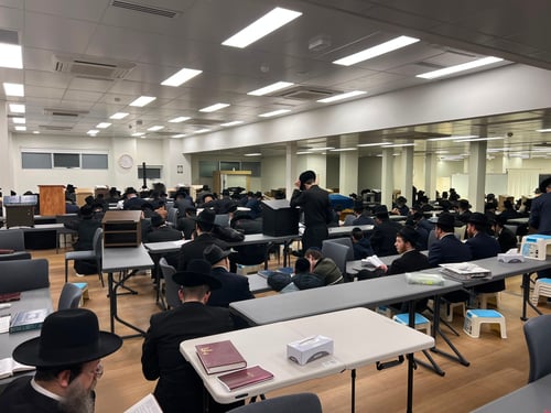 בזמן שבארץ ממתינים לביאת משיח: בצד השני של העולם כבר התיישבו על הרצפה