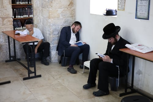 בין הסמטאות העתיקות | האדמו"ר מלעלוב קונן בצפת עם הנופשים