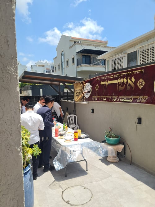 על הכתפיים ובארוחת בוקר חגיגית; תושבי אשדוד חגגו עם אסיר עולם התורה ששוחרר