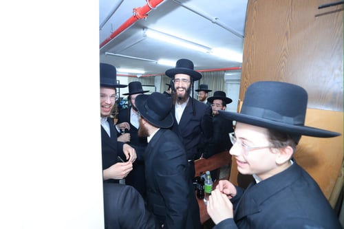 חסידי גור פיזזו 'בשלטון הכופרים אין אנו מאמינים' ויצאו לתהלוכה; כך קידמו את אסיר עולם התורה