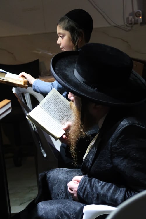 מאבל הגלות למלבושי שבת | תשעה באב אצל האדמו"ר ממיאלען