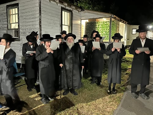 מדמעות החורבן לקידוש לבנה על הדשא; תשעה באב אצל גאב"ד אודווארי