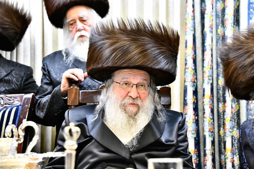 במוצאי שבת; הרבי מספינקא פדה את נינם של האדמו"רים מנדבורנה וקאסוב ויזניץ