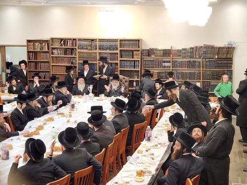 כמנהגו של אביו | הרבי ממונטריאול ערך סיום בבעלזא • צפו