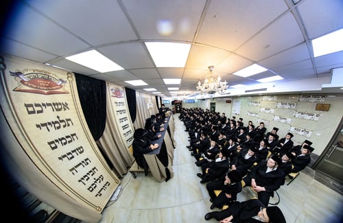 מחזה מעניין במבחן הפומבי | נכד האדמו"ר נבחן על כל 'בבא קמא' אצל הרב הליטאי