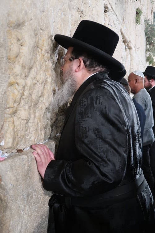 בין החומות | הרבי מבאסטאן ערך 'לחיים' והכין את הבחורים ל'בין הזמנים'