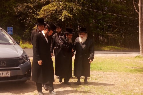 מנוחה בהרים; האדמו"ר מלייקווד נפש בדירת הקיט של בנו במונטיסלו
