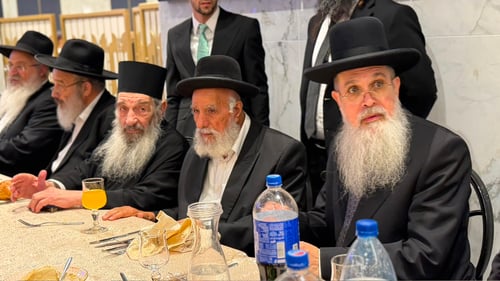 ענבי הגפן • בן הזקונים של רב השכונה ונכד חכם ניסים בן שמעון בא בברית הנישואין
