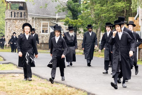 האדמו"ר מסאטמר ביקר במחנה הקיץ של בחורי בורו פארק