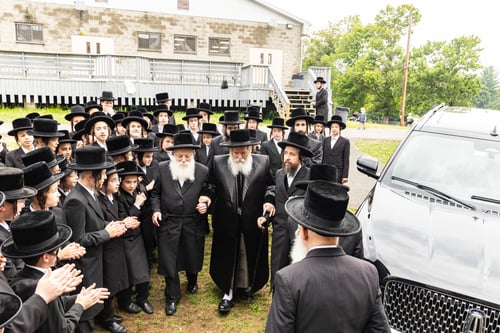האדמו"ר מבאבוב במחנות הקיץ של החסידות