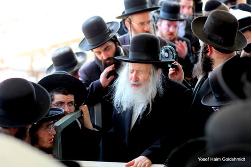 האדמו"ר מאמשינוב בציון זקנו בטבריה