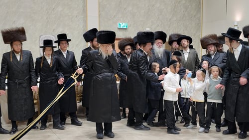האדמו"ר מאוז'רוב בחתונה לאחר מחלתו