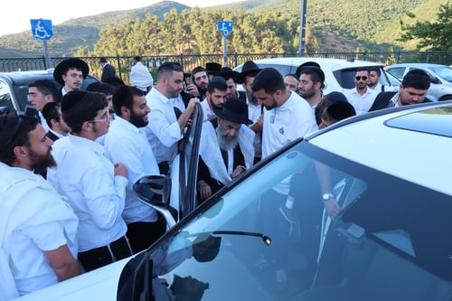 מסורת: הגר"מ צדקה במסע תפילה בליל ט"ו באב