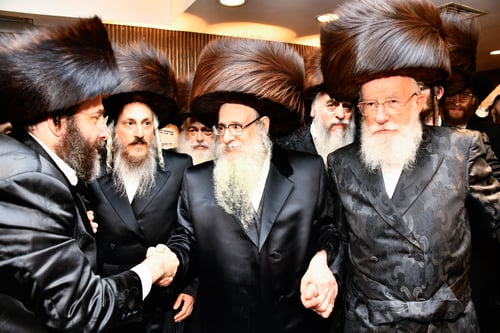 האדמו"ר מצאנז קלויזנבורג רקד בשמחת נישואי נכדת איש אמונו