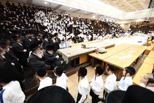 מעמד 'כוללות קוויטל': לקראת יום הדין - אלפי הנערים התברכו מפי האדמו"ר