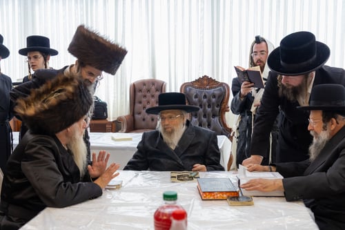 הגרי"מ שכטר מהל נין האדמו"ר מקרלין