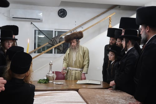 החסידים התכנסו לצפות בקיפול הטלית של האדמו"ר בערד