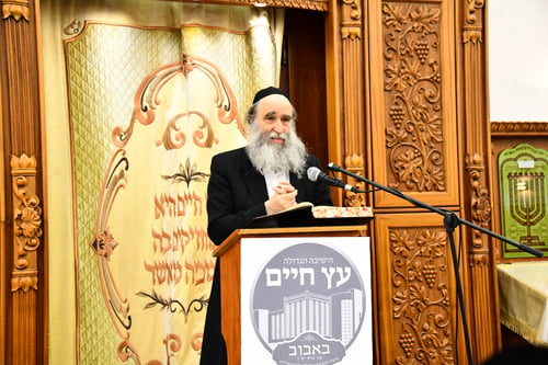 שיעור כללי בישיבת באבוב בעת ביקור הרבי