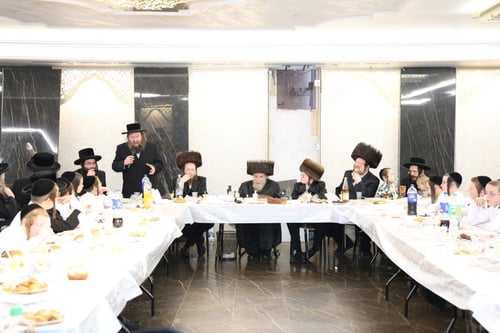 הרבי במסיבה פנימית עם ילדי כיתת נכדו