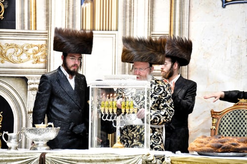 נכדי האדמו"ר טיפסו על השולחן