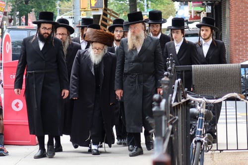 בורו פארק: חמישה אדמורי"ם השתתפו בשמחת הברית לנינם המשותף