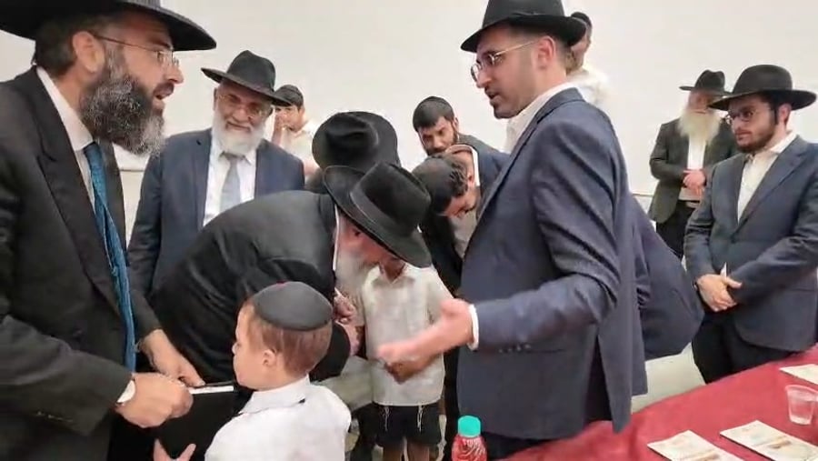 מחזה מרגש במיוחד: צפו בבן ה-6 שנבחן בעל פה אצל האדמו"ר על כל מסכת אבות