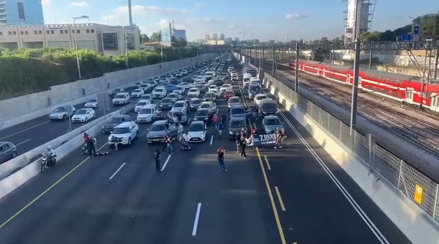 מפגינים חסמו את התנועה באיילון עם שלטים שחורים; כך הגיבה המשטרה