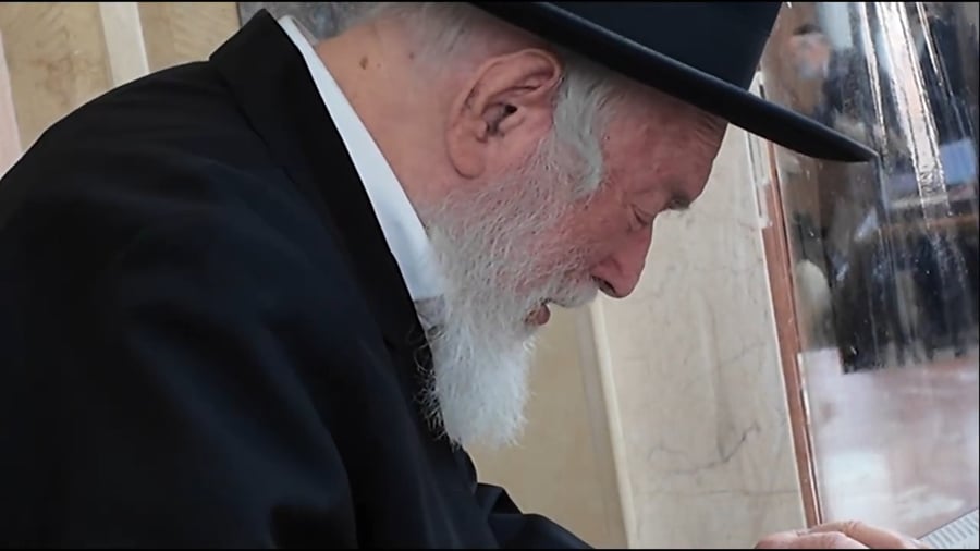 תיעוד מצמרר: הבכי הנורא של הרב יצחק זילברשטיין באמירת אֱלִי צִיּוֹן וְעָרֶיהָ | צפו