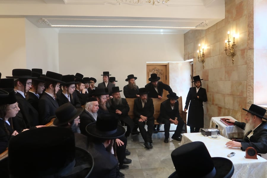 ניחום אבלים אצל האדמו"ר מהארנסטייפל
