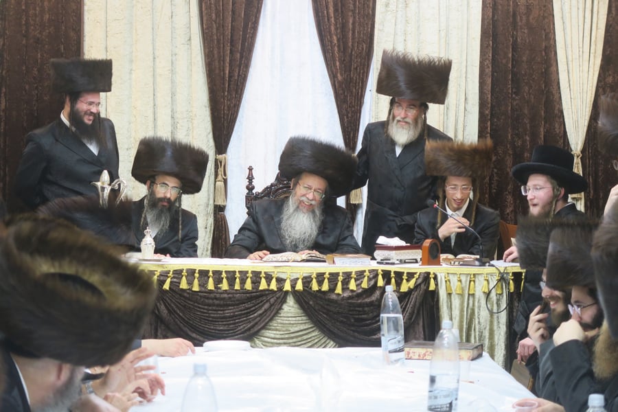 האדמו"ר משבט הלוי שליט"א בטיש חול המועד סוכות | צילום: מ. אדלר