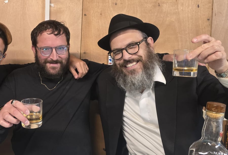 התוועדות עד השעות הקטנות בסוכת השליח מחב"ד